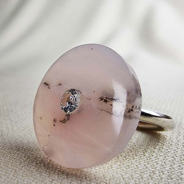Sterling silver ring with Pink Opal disk 001 c en Collection Orbita: silver ring with Pink Opal disk