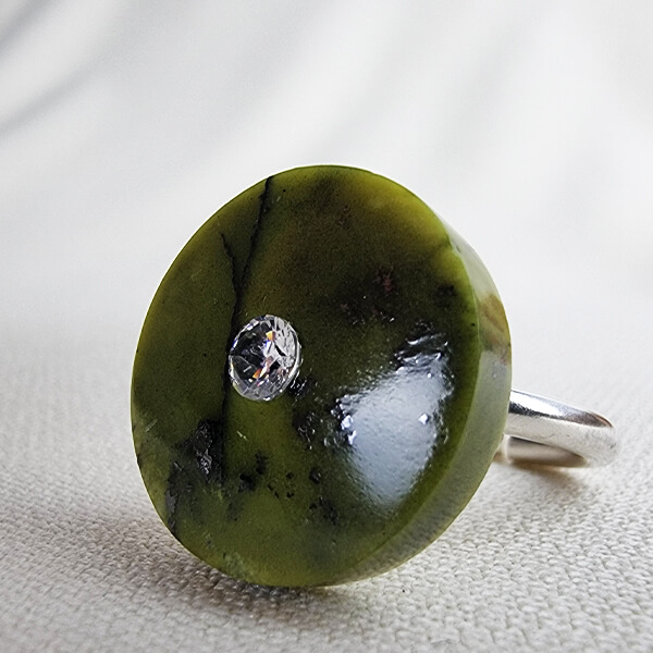Sterling silver ring with Serpentinite disk 001 a en Collection Orbita: silver ring with Serpentinite disk