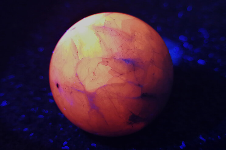 Manganocalcite sphere under UV-light