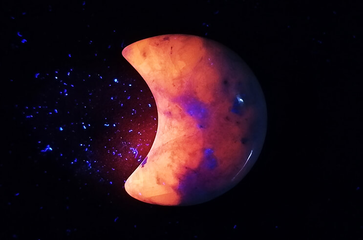 fluorescentmanganocalcite moon under UV-light