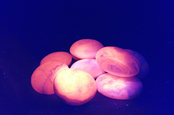 fluorescent manganocalcite under UV-light