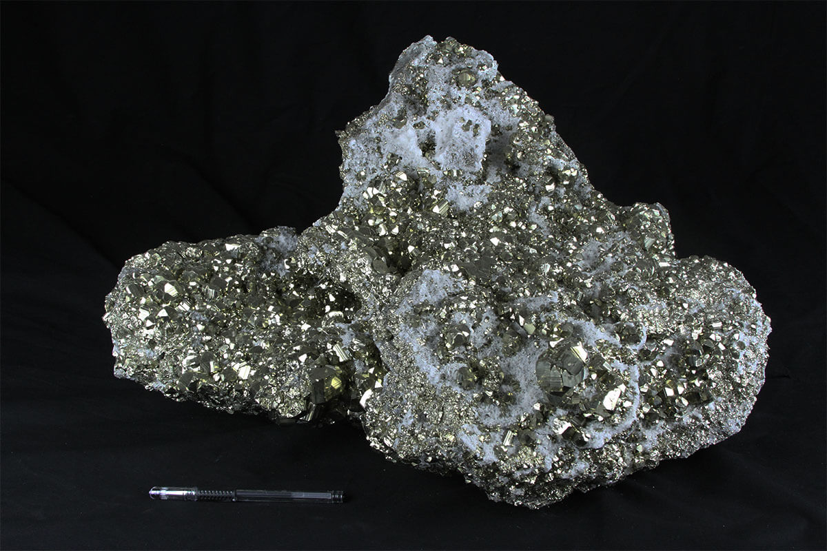 Pyrite crystal specimen 0001 66 kg encuadrado