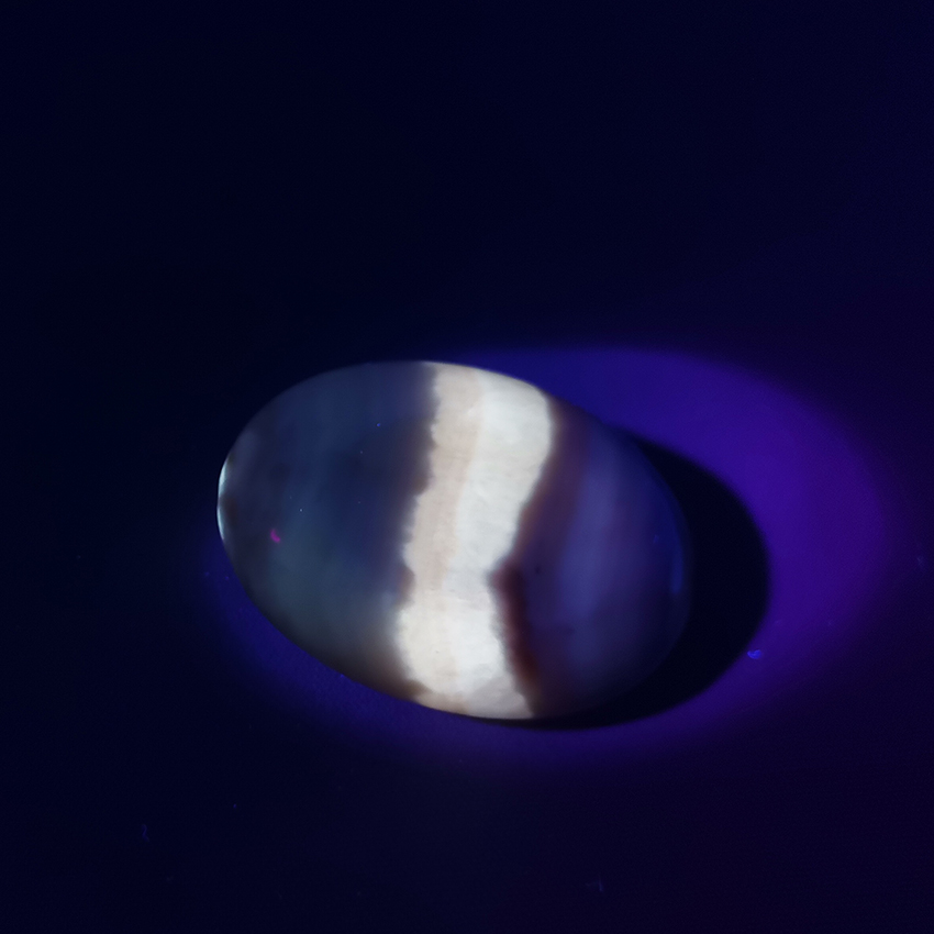 coati aragonite worry stone 02 under UV light coati aragonite worry stone 02 under UV light