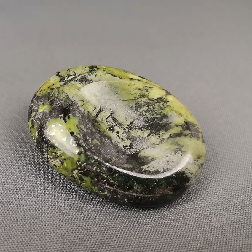 serpentinite worry stone