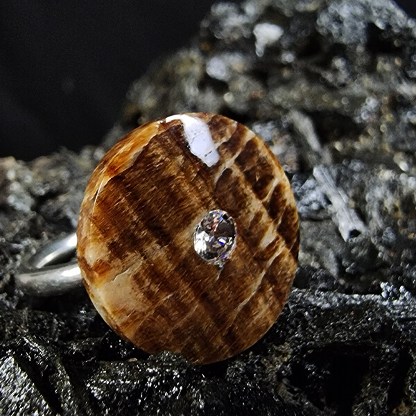 Sterling silver ring with Aragonite disk 001 o ti Collection Orbita: silver ring with Aragonite disk gemrock ethical crystal jewelry