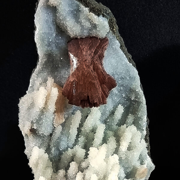 Heulandite on quartz from Jalgaon india