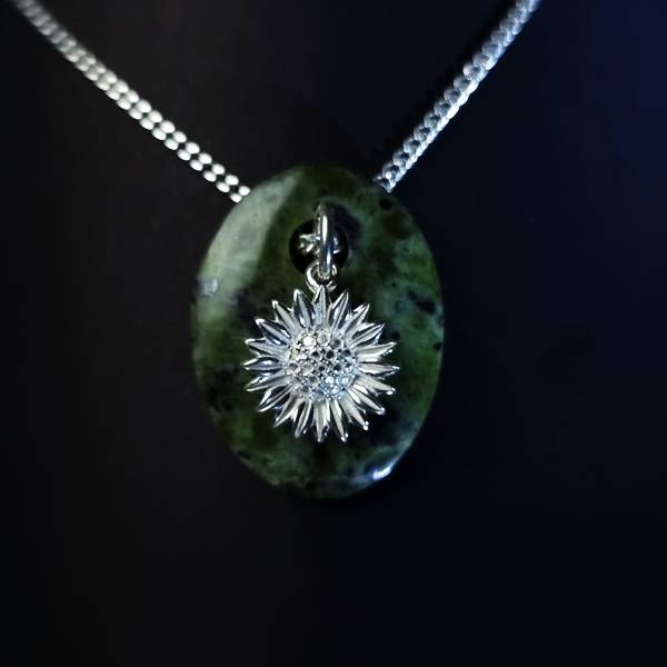jewelry sterling silver flower pendant of green jade crystal back plate