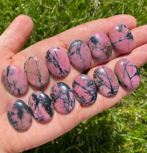 ugly low-quality rhodonite cabochons rhodonite gemstone quality standard 06 ugly low-quality rhodonite cabochons rhodonite gemstone quality standard 06